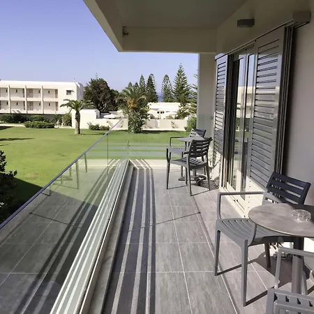 リゾート Robinson Kyllini