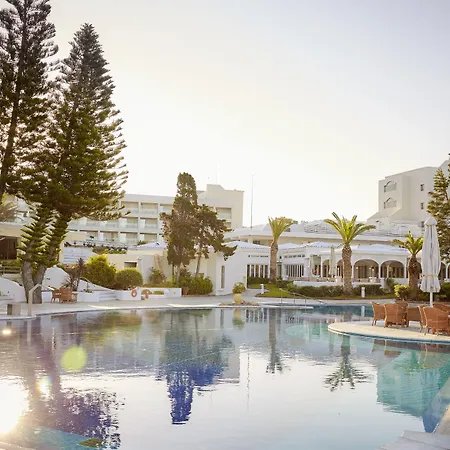 リゾート Robinson Kyllini