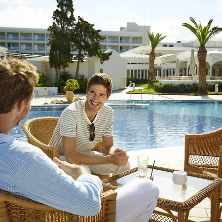 リゾート Robinson Kyllini