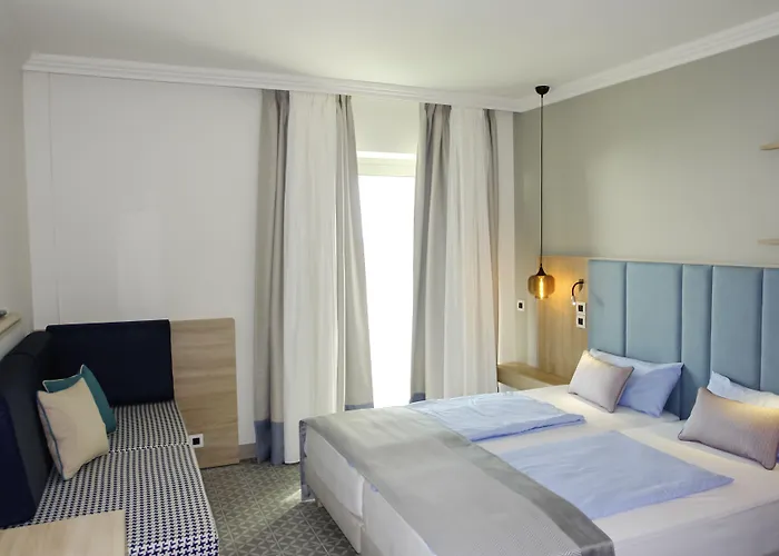 Resort Robinson Kyllini 4*